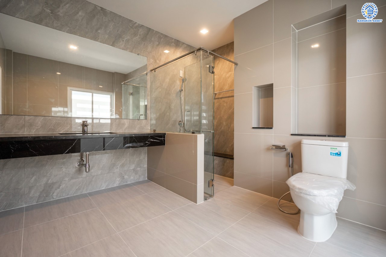 บ้านมือสองตกแต่งใหม่ ม.ราชพฤกษ์ บางบอน4 หลังมุม ตกแต่งหรูหรา เนื้อที่ 102 ตร.ว. ฟังก์ชัน 3 ห้องนอน 3 ห้องน้ำ จอดรถได้ 4 คัน พื้นที่สนามหญ้ากว้างกว่า 106 ตร.ม. บนทำเลศักยภาพ เชื่อมต่อหลายเส้นทาง ใกล้เดอะมอลล์บางแค จุดขึ้นทางด่วน "เพชรเกษม" และรถไฟฟ้าสายสีน้ำเงิน "สถานีหลักสอง"